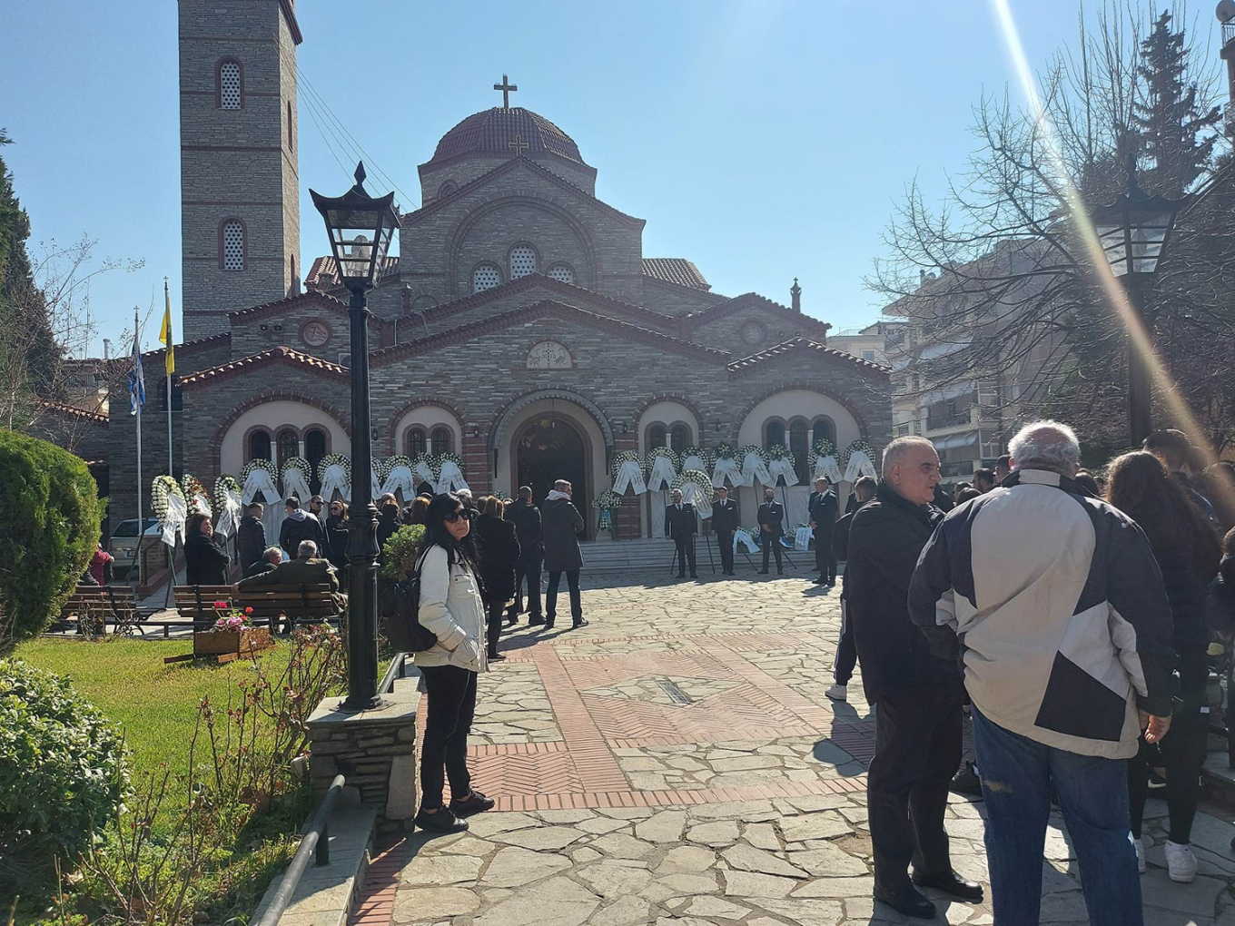 Θρήνος στην κηδεία του αστυνομικού που σκοτώθηκε μαζί με τον 15χρονο γιο του στα Τέμπη 