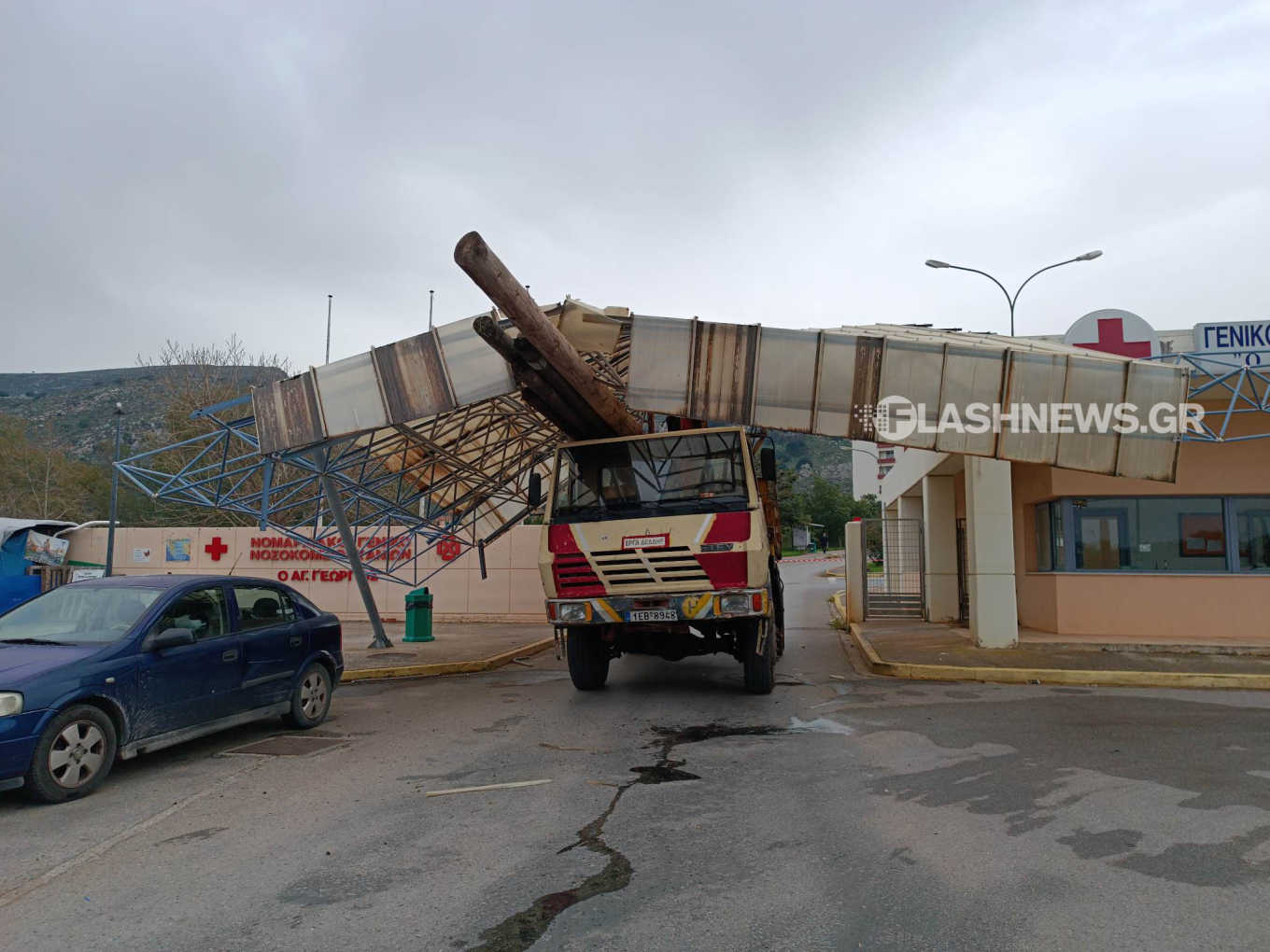 Χανιά: Γερανός γκρέμισε σκέπαστρο στο νοσοκομείο