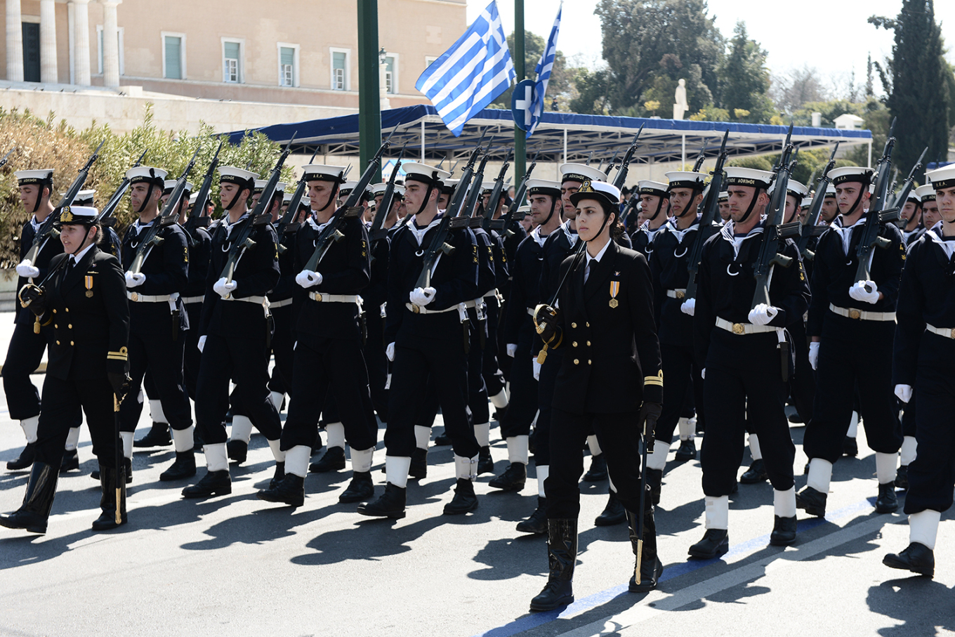 Μεγαλειώδης στρατιωτική παρέλαση στο κέντρο της 