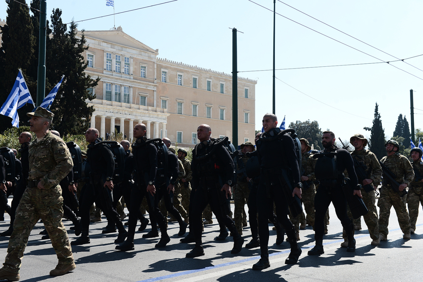 Μεγαλειώδης στρατιωτική παρέλαση στο κέντρο της Αθήνας