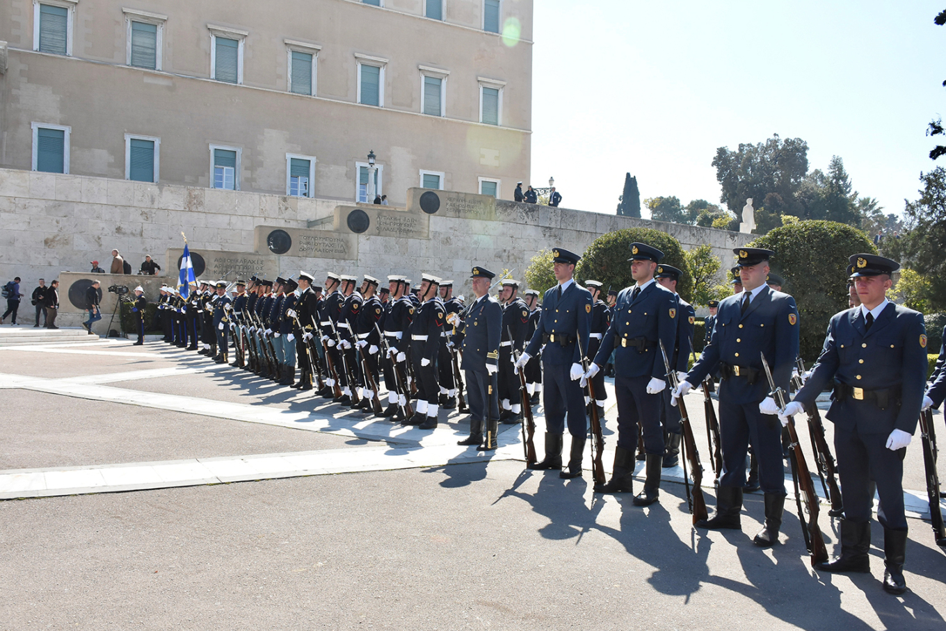 Μεγαλειώδης στρατιωτική παρέλαση στο κέντρο της Αθήνας