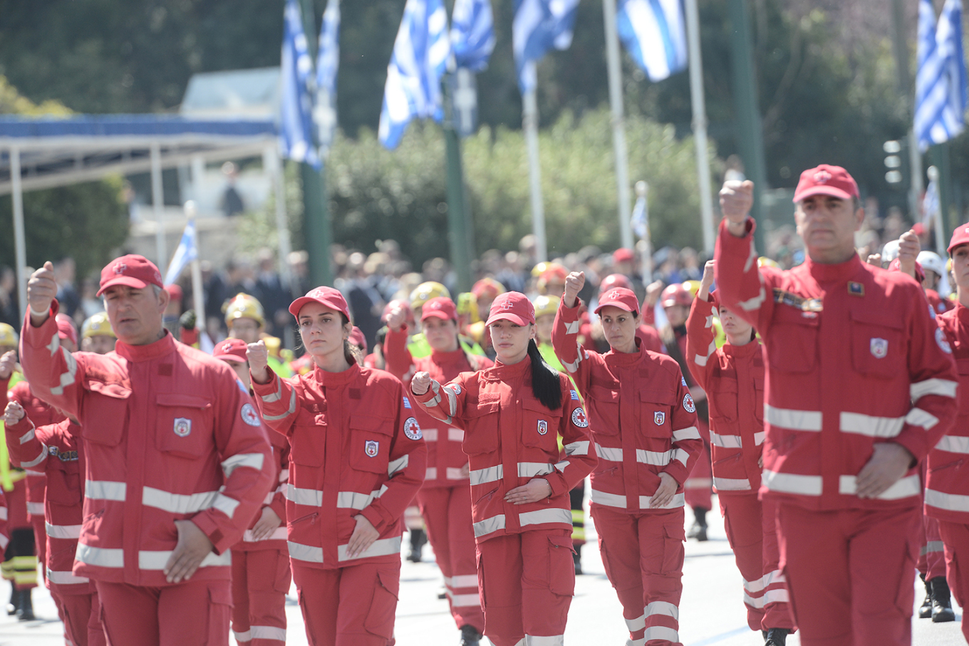 Μεγαλειώδης στρατιωτική παρέλαση στο κέντρο της Αθήνας