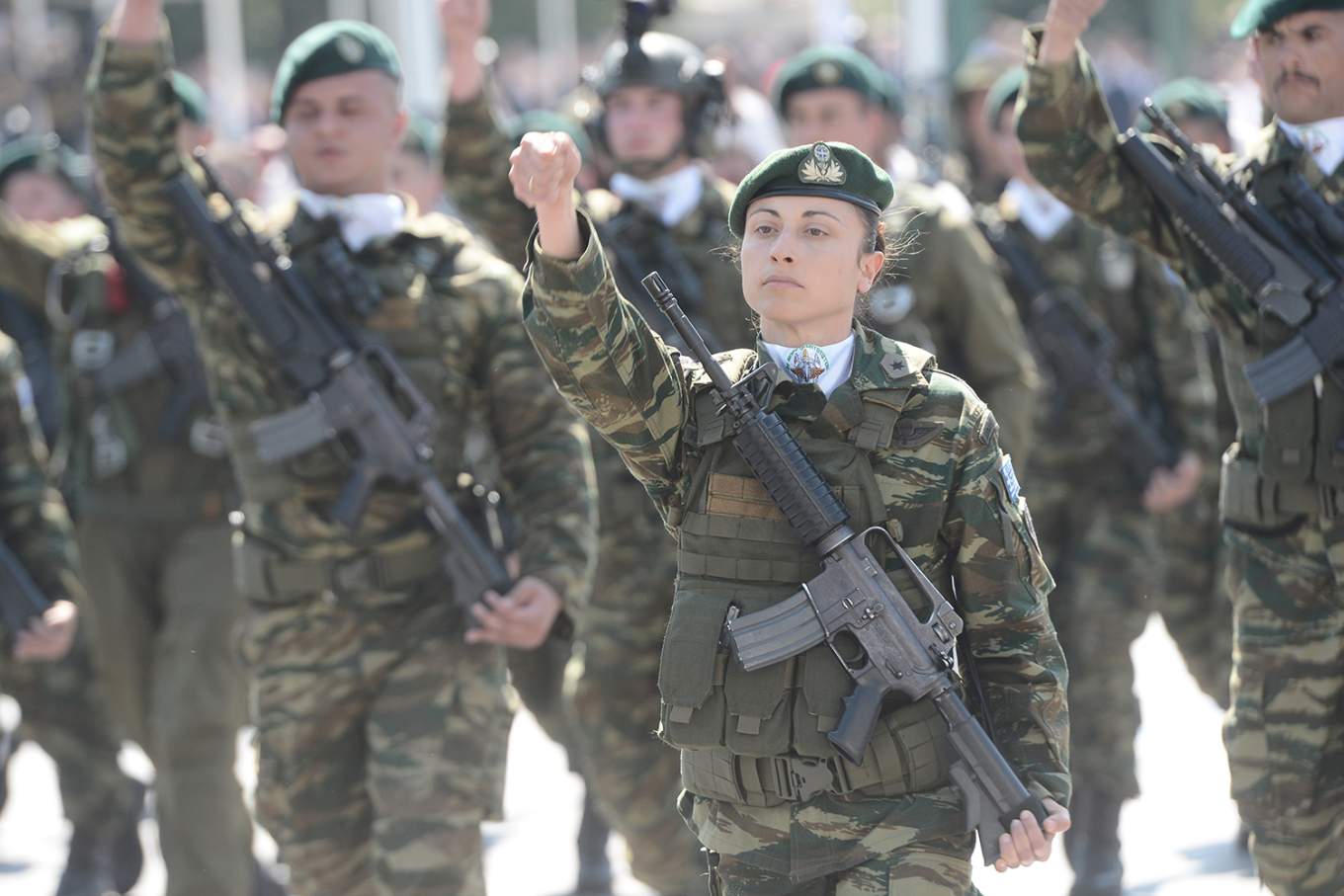 Μεγαλειώδης στρατιωτική παρέλαση στο κέντρο της 