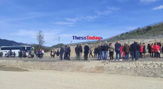 Τραγωδία στα Τέμπη: Κλίμα συγκίνησης στο τρισάγιο για τα θύματα