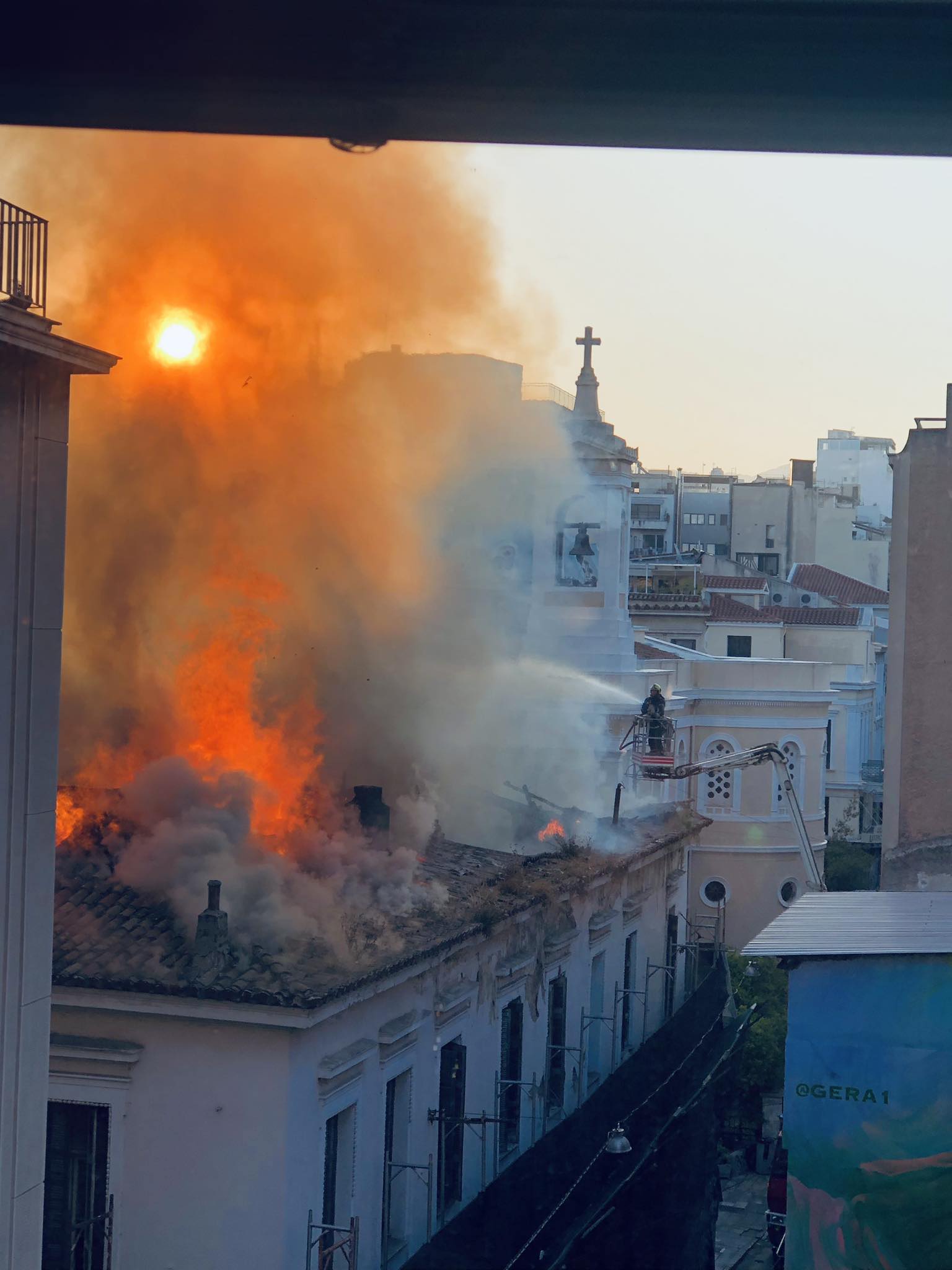 Αθήνα: Φωτιά σε εγκαταλελειμμένο κτίριο στην Αιόλου 