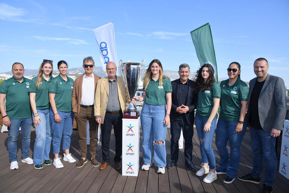 Οδυσσέας Χριστοφόρου, Γιάννης Ρόκκας, Παναγιώτης Μαλακατές και Δημήτρης Βρανόπουλος με μέλη της γυναικείας ομάδας μπάσκετ του Παναθηναϊκού Α.Ο.