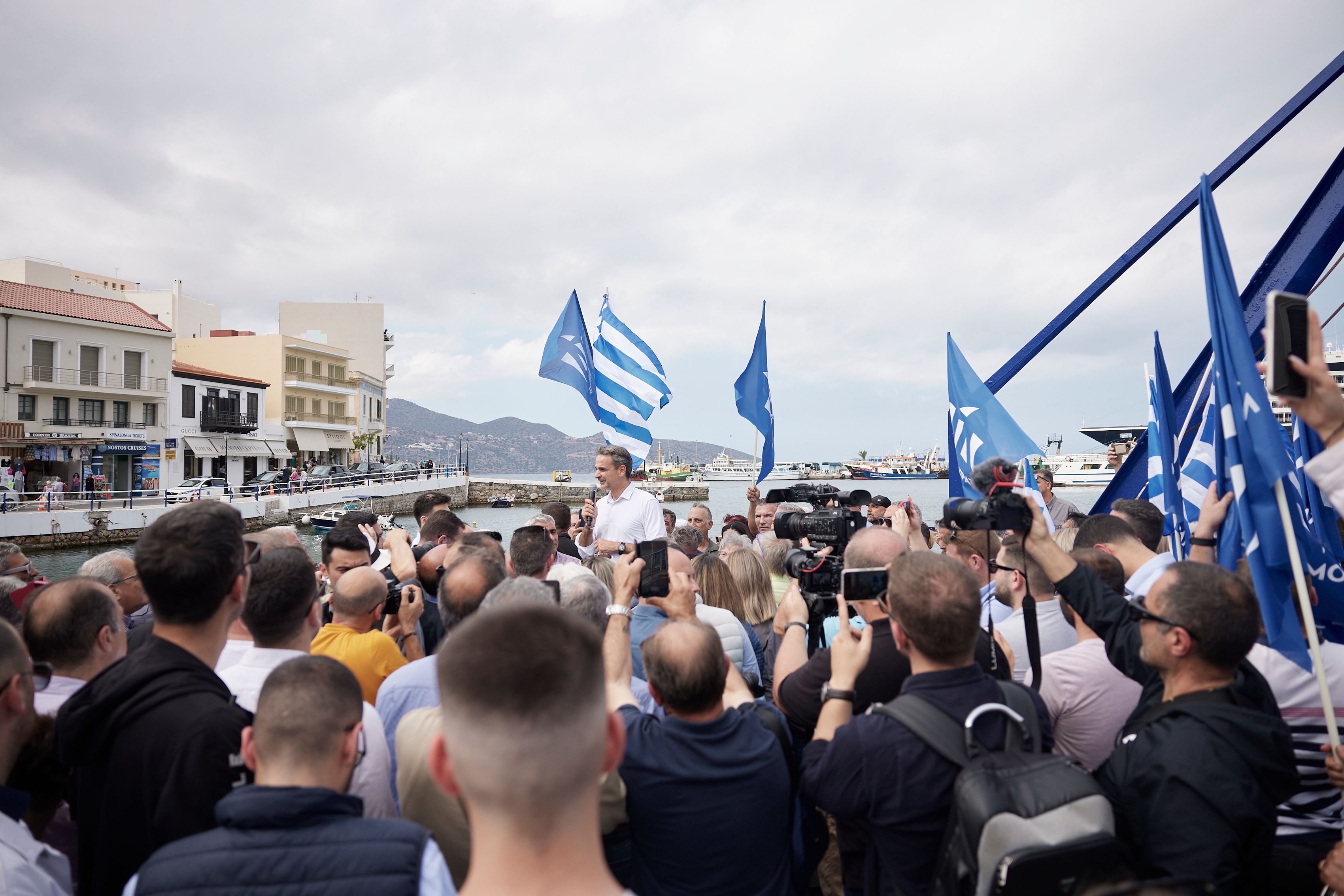 Μητσοτάκης: «Αναγκαιότητα η στήριξη των μικρομεσαίων και η αύξηση μισθών»