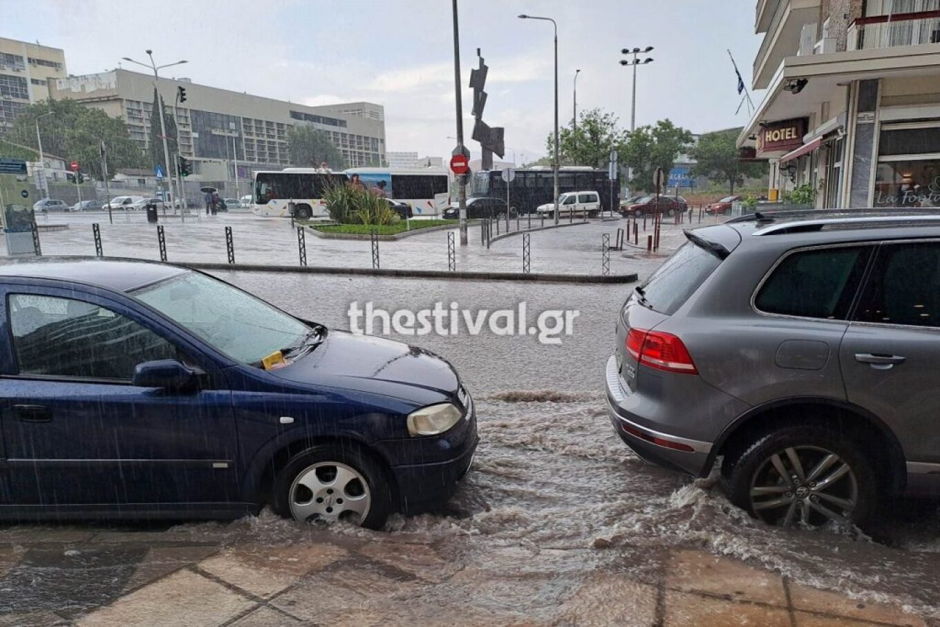 Θεσσαλονίκη: «Ποτάμια» οι δρόμοι μετά την καταιγίδα