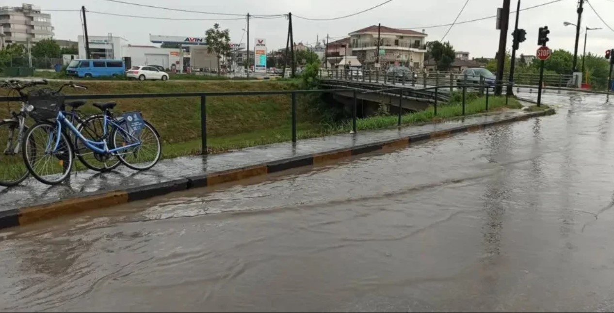 Τρίκαλα: Προβλήματα από την έντονη βροχόπτωση