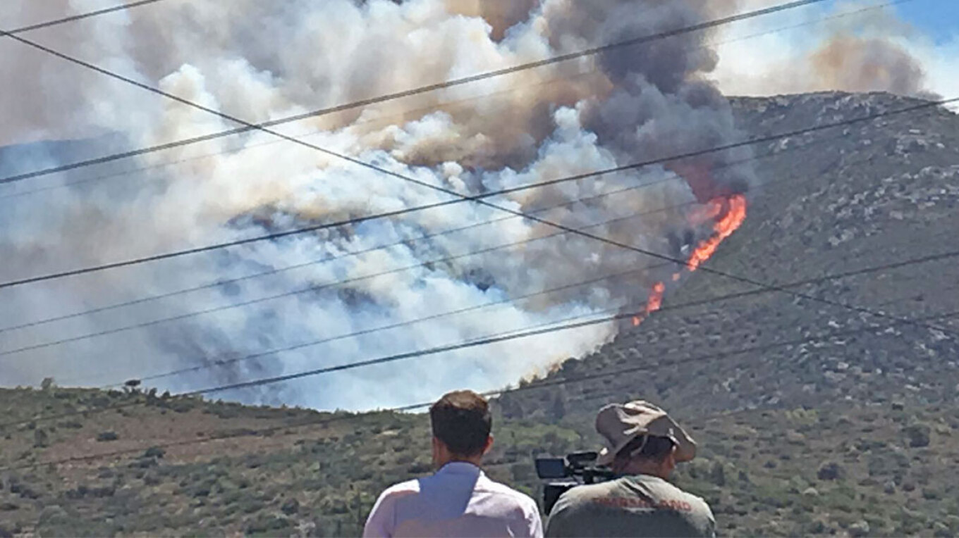 Ανεξέλεγκτη η φωτιά στον Κουβαρά Αττικής