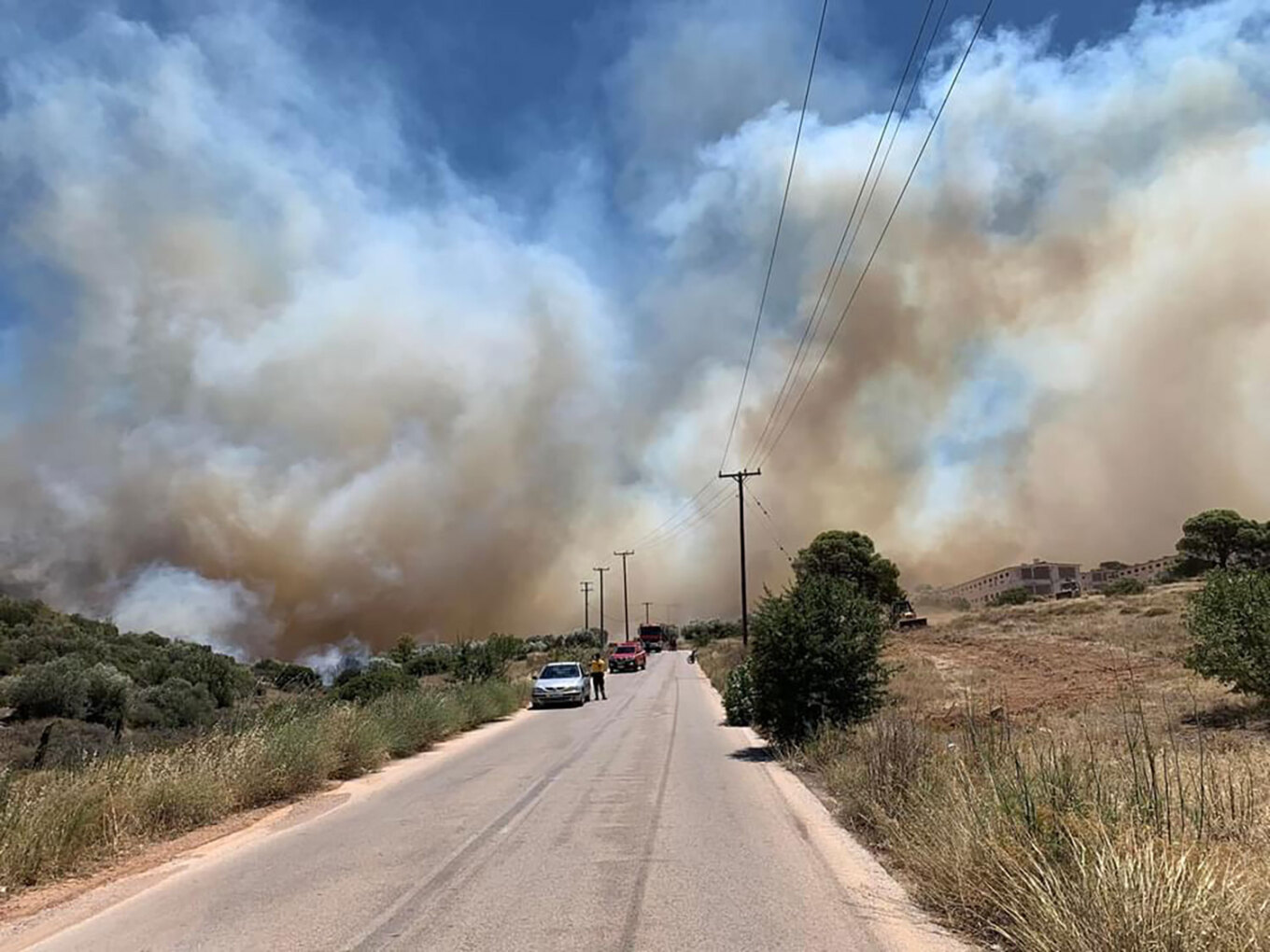 Ανεξέλεγκτη η φωτιά στον Κουβαρά Αττικής