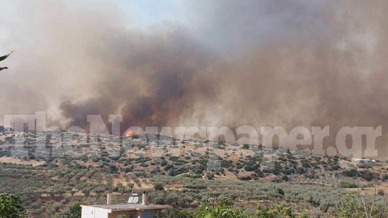 Φωτιά στο Βελεστίνο: Κάηκαν σπίτια στον Άγιο Γεώργιο Φερών