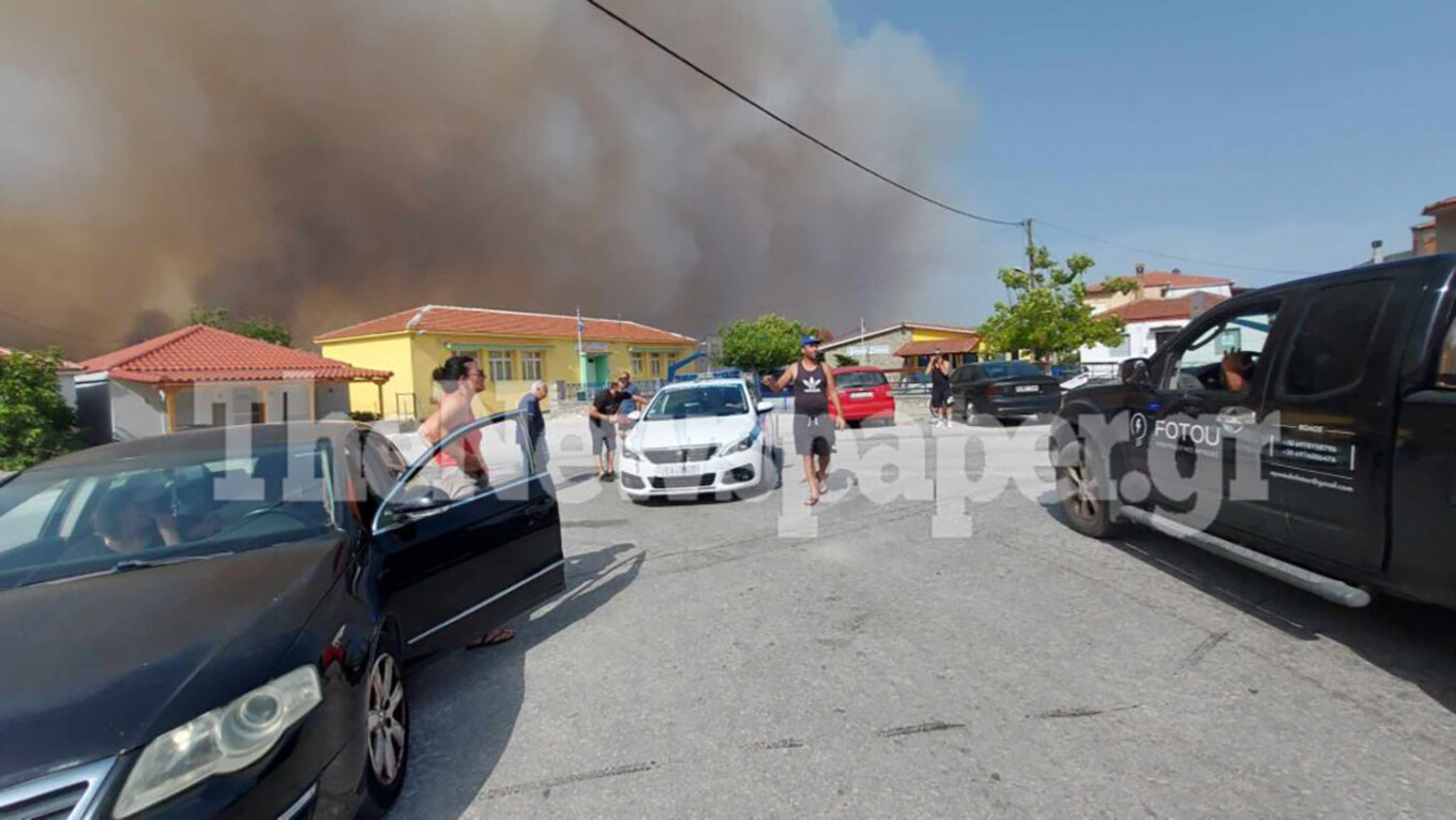 Φωτιά στο Βελεστίνο: Κάηκαν σπίτια στον Άγιο Γεώργιο Φερών