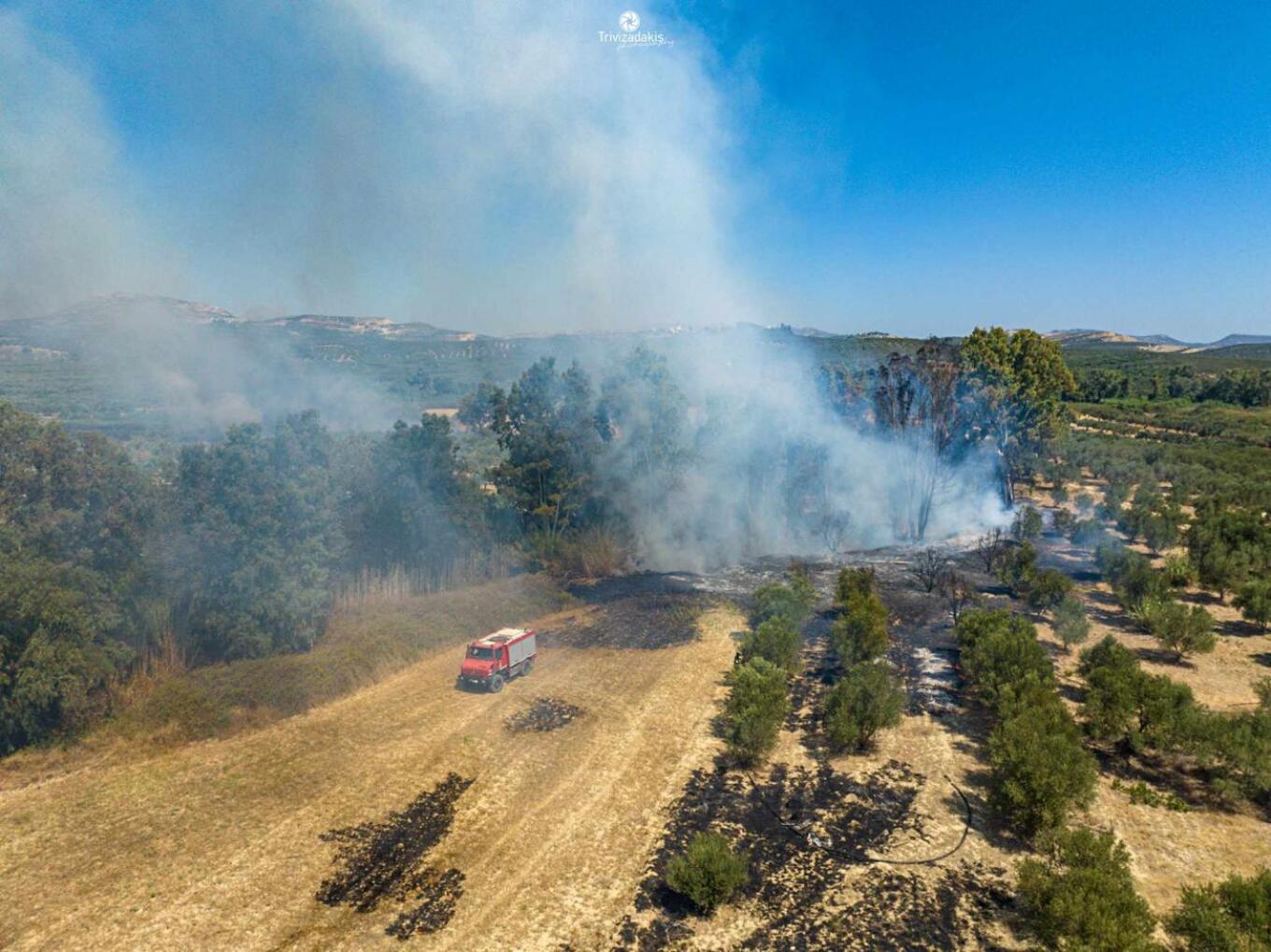 Κρήτη: Φωτιά στα Κάτω Καλύβια Ηρακλείου