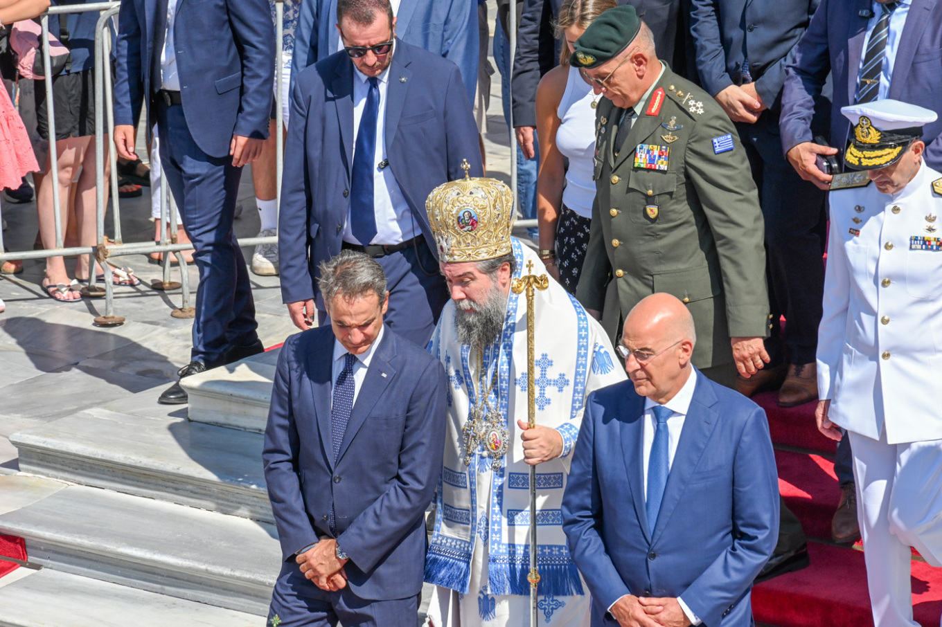 «Η σκέψη μας σήμερα είναι στις ένοπλες δυνάμεις», τόνισε ο Πρωθυπουργός από την Τήνο, όπου βρίσκεται για τον εορτασμό της Κοίμησης της Θεοτόκου.