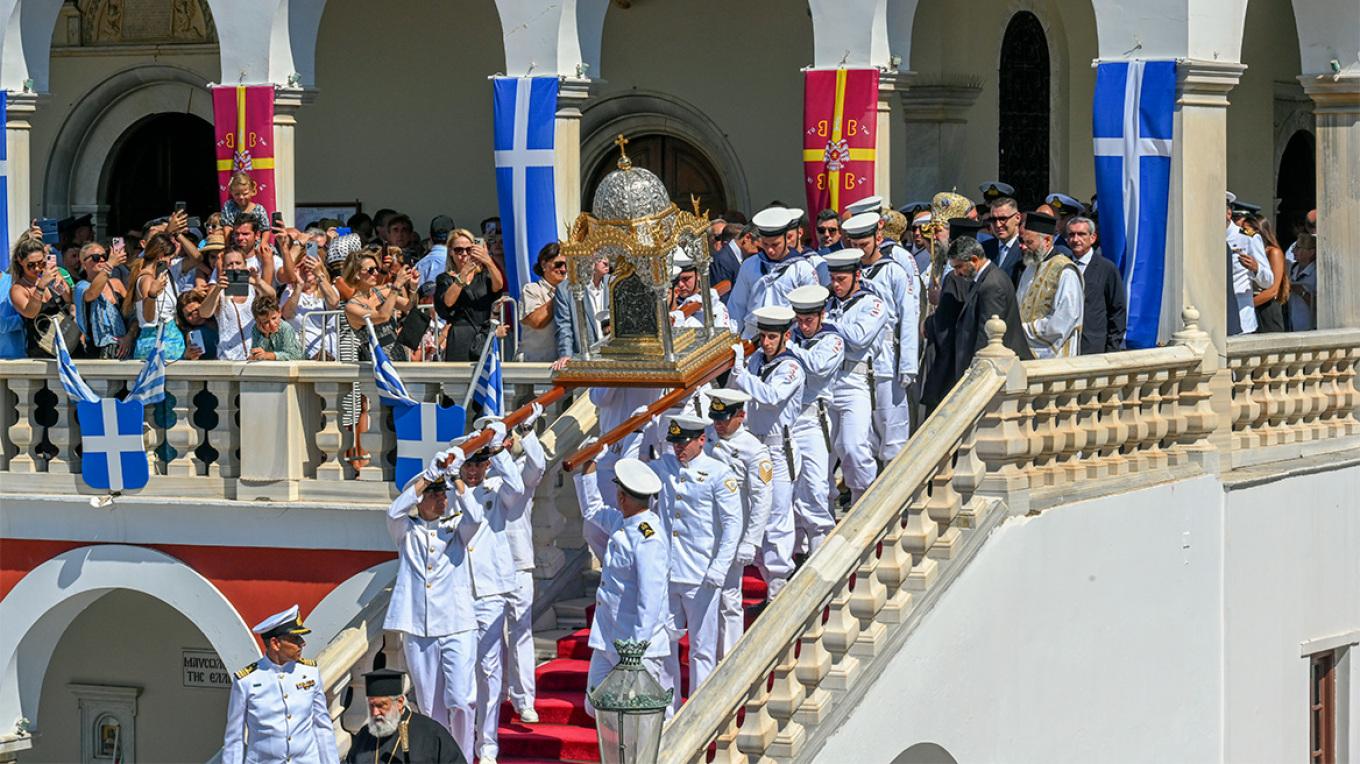 Με λαμπρότητα γιορτάζει ο ελληνισμός την Κοίμηση της Θεοτόκου