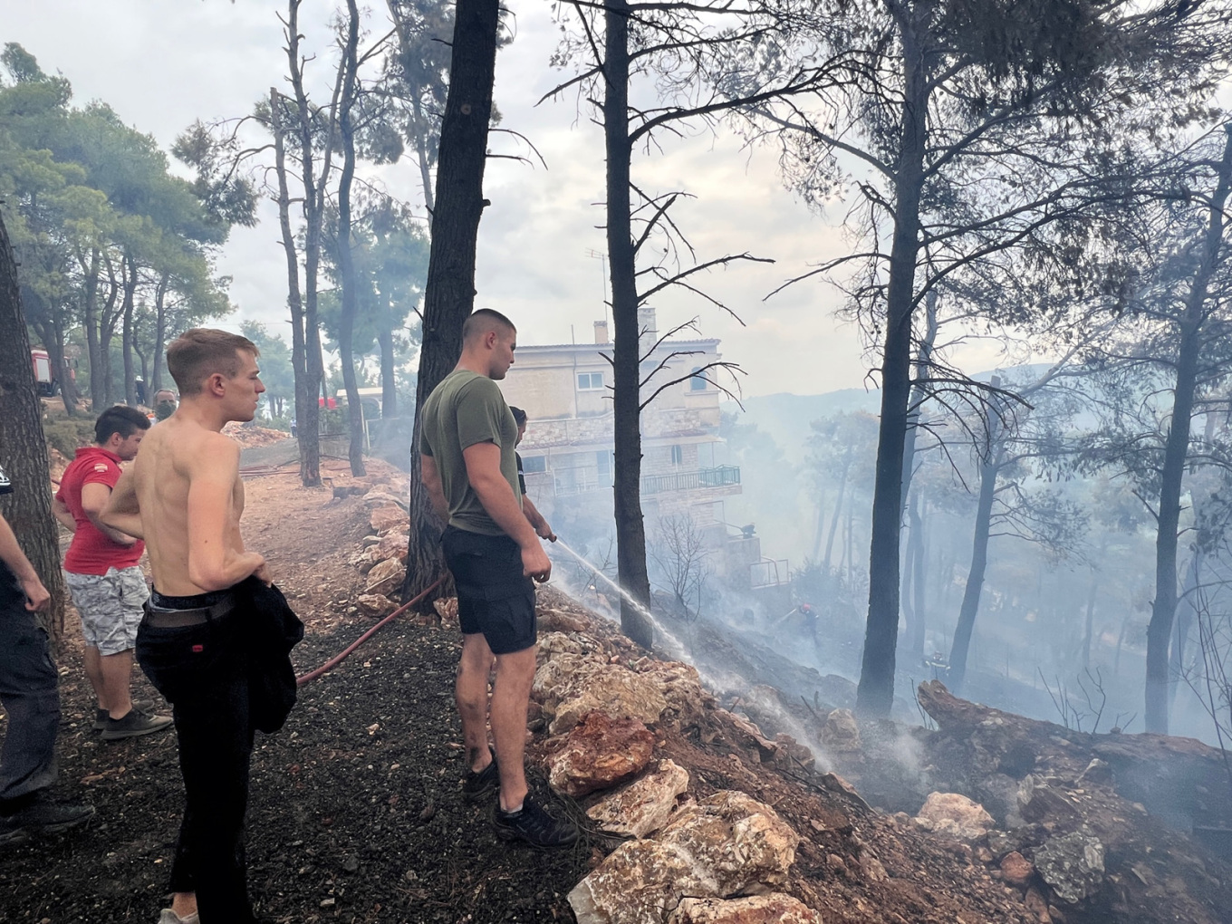 Σταμάτα: Περιορίζεται η φωτιά