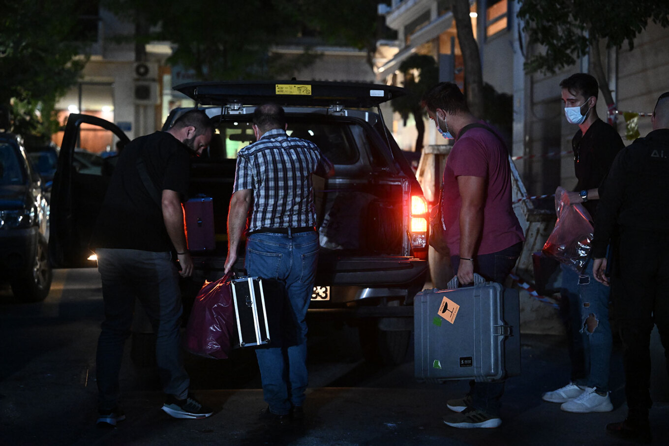 Κολωνάκι: Η στιγμή που βγάζουν τον βαρύ οπλισμό από την αποθήκη