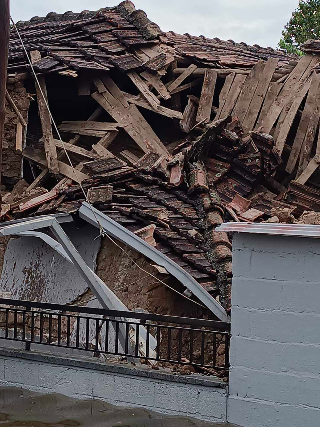 Τρίκαλα: 100 εγκλωβισμένοι σε σπίτια στα Mεγάλα Καλύβια