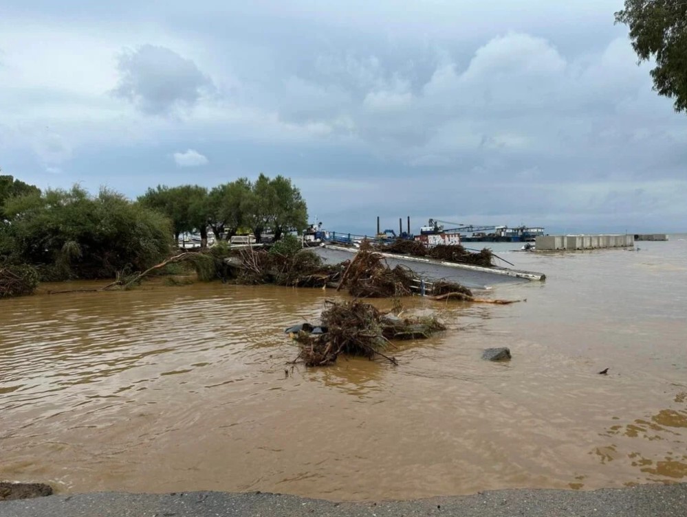 Πήλιο: Κατοικία στον Πλατανιά «στηρίζεται» πάνω σε λεωφορείο