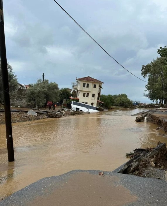 Πήλιο: Κατοικία στον Πλατανιά «στηρίζεται» πάνω σε λεωφορείο