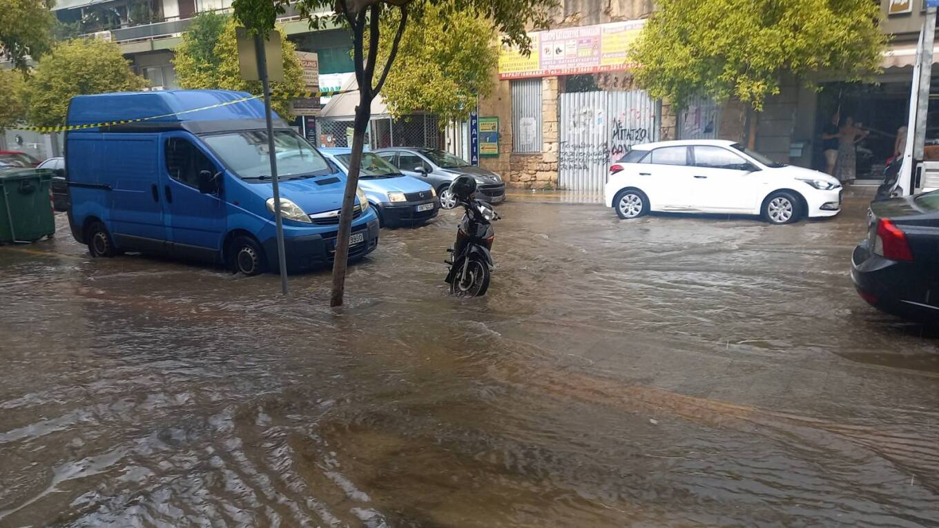 Χανιά: Σε ποτάμια μετατράπηκαν δρόμοι