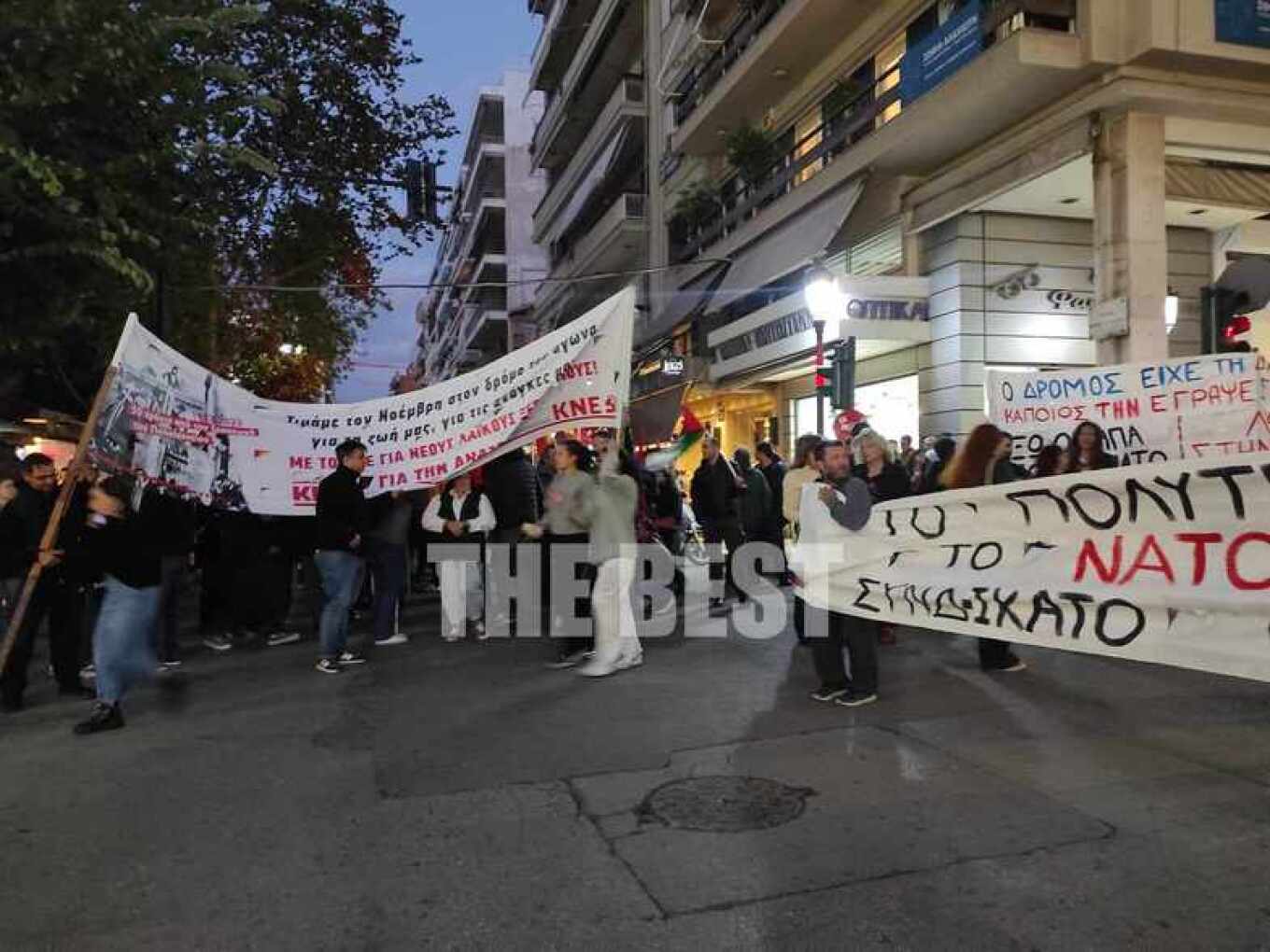 Έπεσαν μολότοφ και δακρυγόνα. Η Αστυνομία προχώρησε σε προσαγωγές και συλλήψεις.