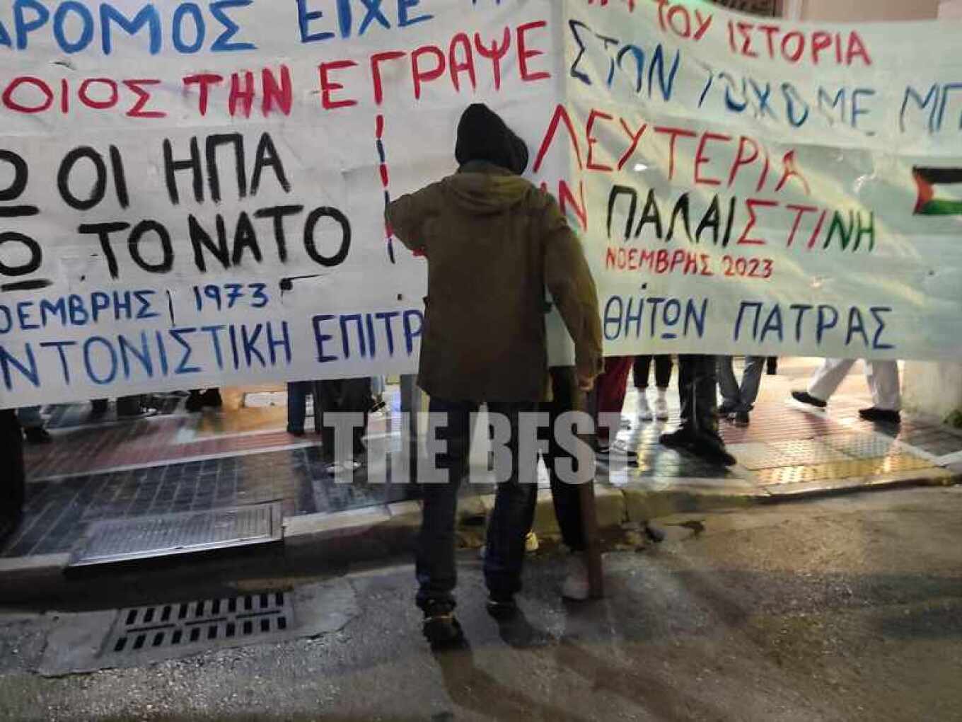 Έπεσαν μολότοφ και δακρυγόνα. Η Αστυνομία προχώρησε σε προσαγωγές και συλλήψεις.