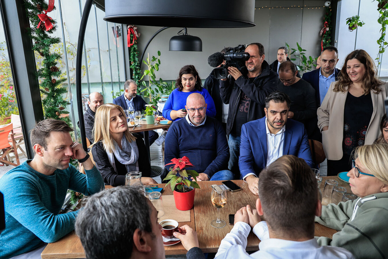 Κασσελάκης: Γευμάτισε με πολιτικούς συντάκτες πριν φύγει για το Τέξας