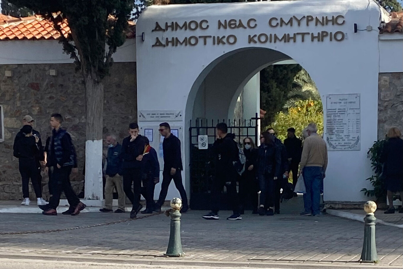 Σε βαρύ κλίμα η κηδεία του 16χρονου