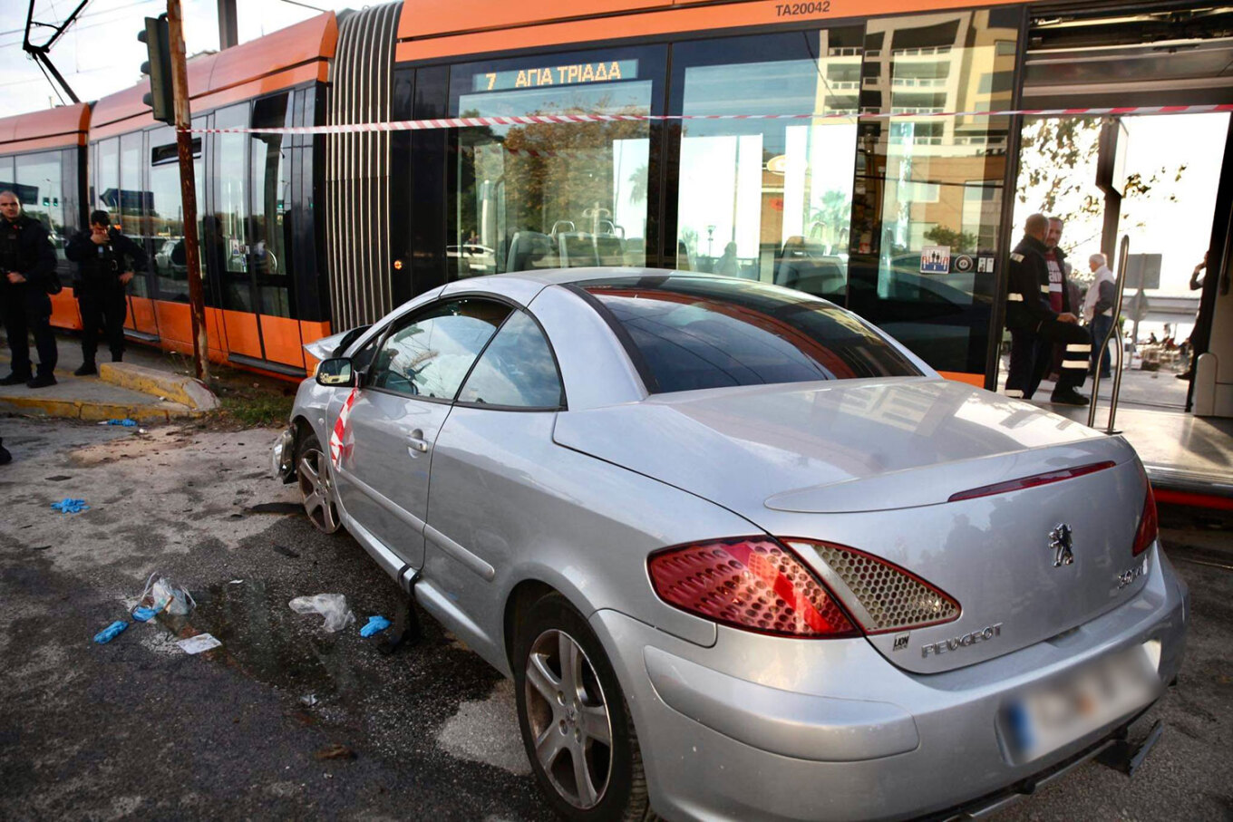 Παλαιό Φάληρο: Σύγκρουση αυτοκινήτου με συρμό του Τραμ