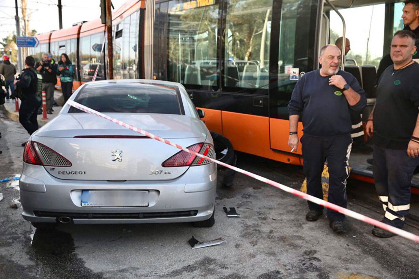 Παλαιό Φάληρο: Σύγκρουση αυτοκινήτου με συρμό του Τραμ