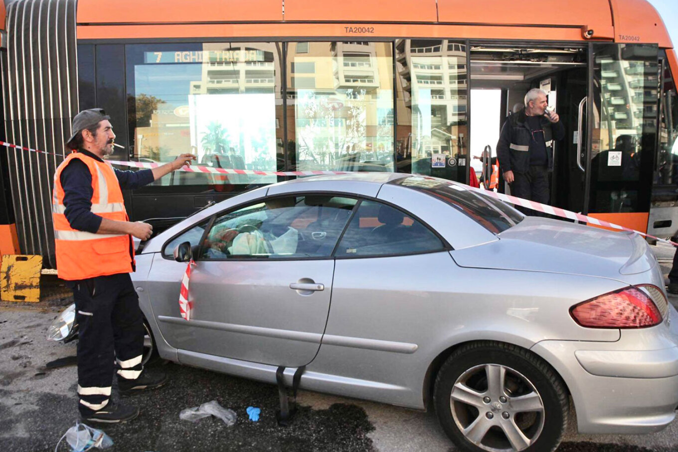 Παλαιό Φάληρο: Σύγκρουση αυτοκινήτου με συρμό του Τραμ