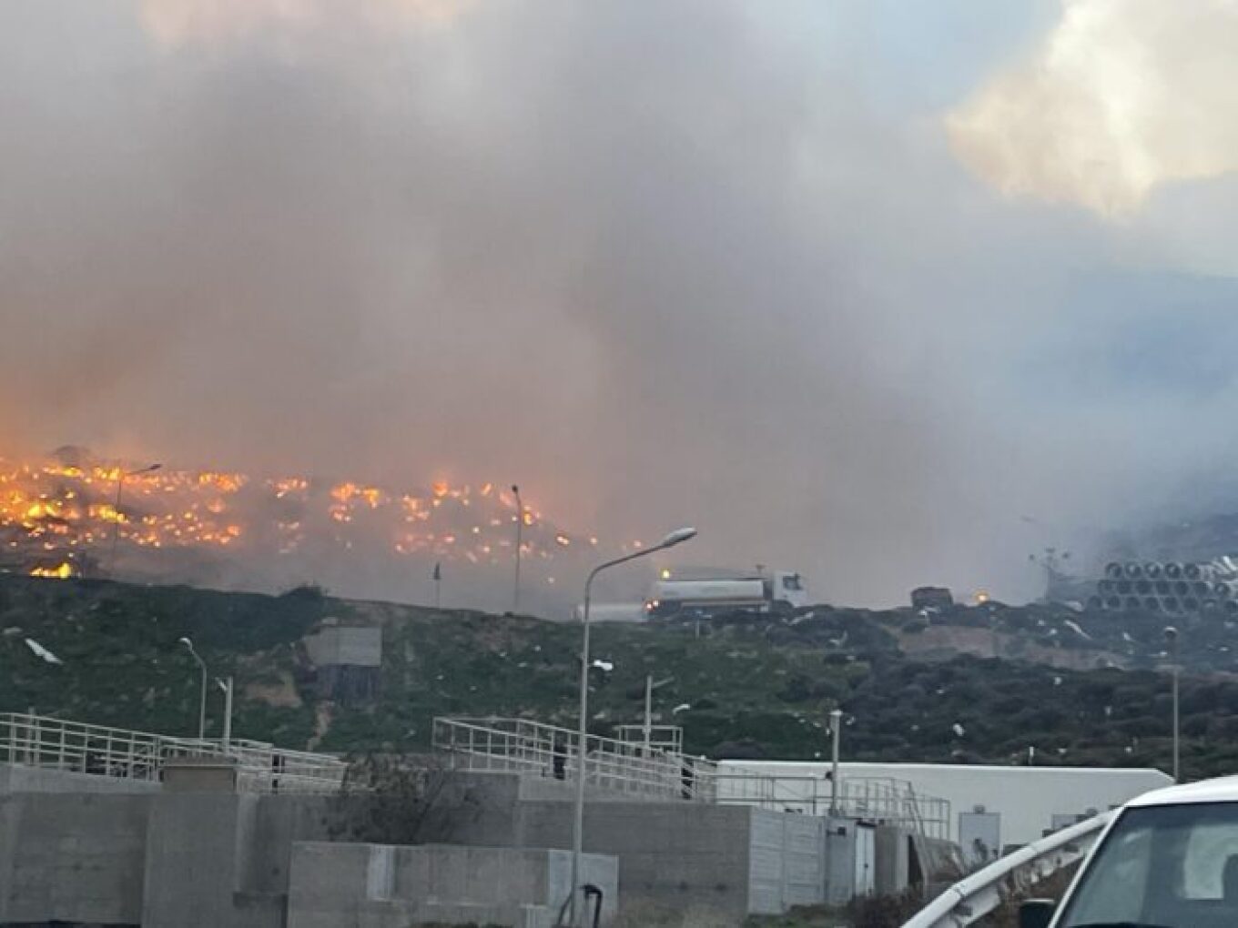 Μεγάλη φωτιά στη Νάξο: Πνέουν ισχυροί άνεμοι