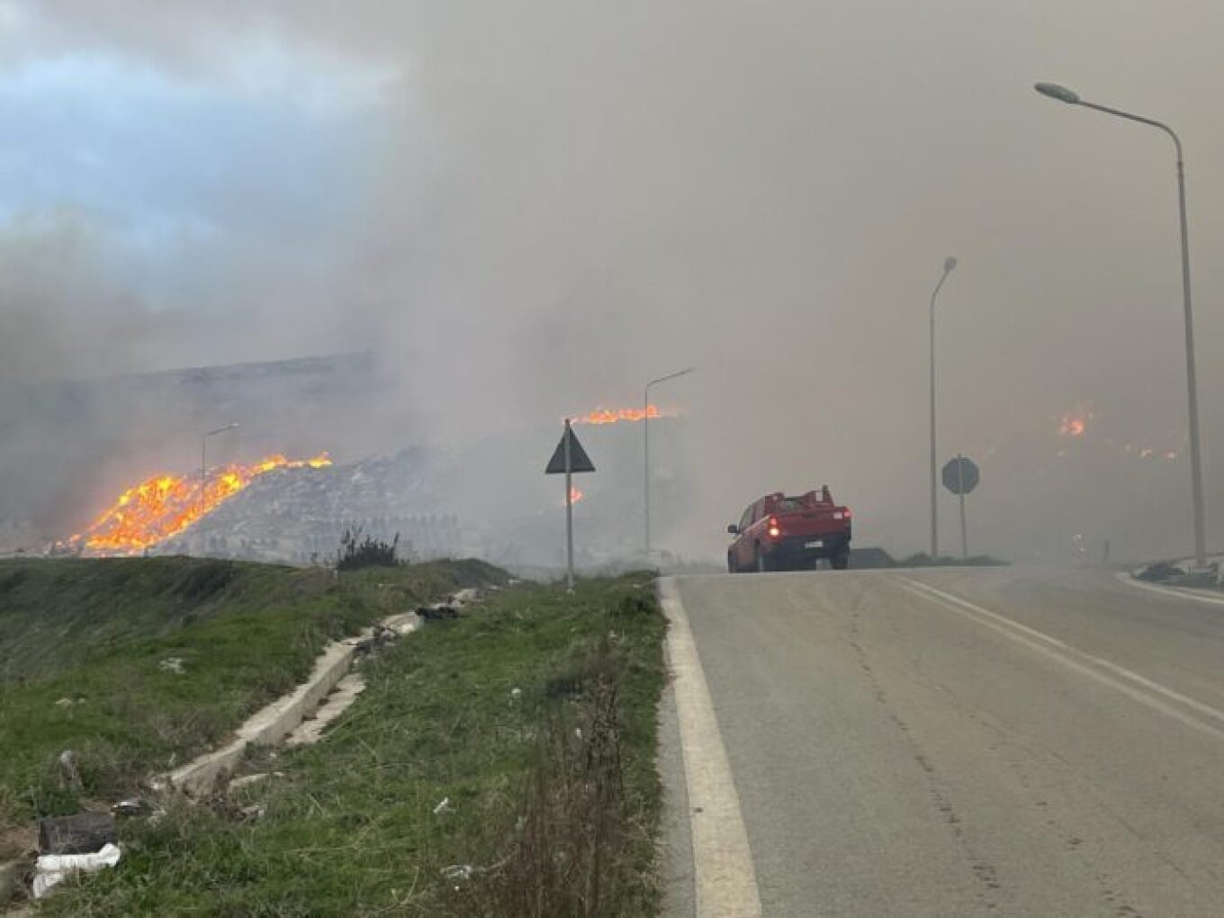 Μεγάλη φωτιά στη Νάξο: Πνέουν ισχυροί άνεμοι