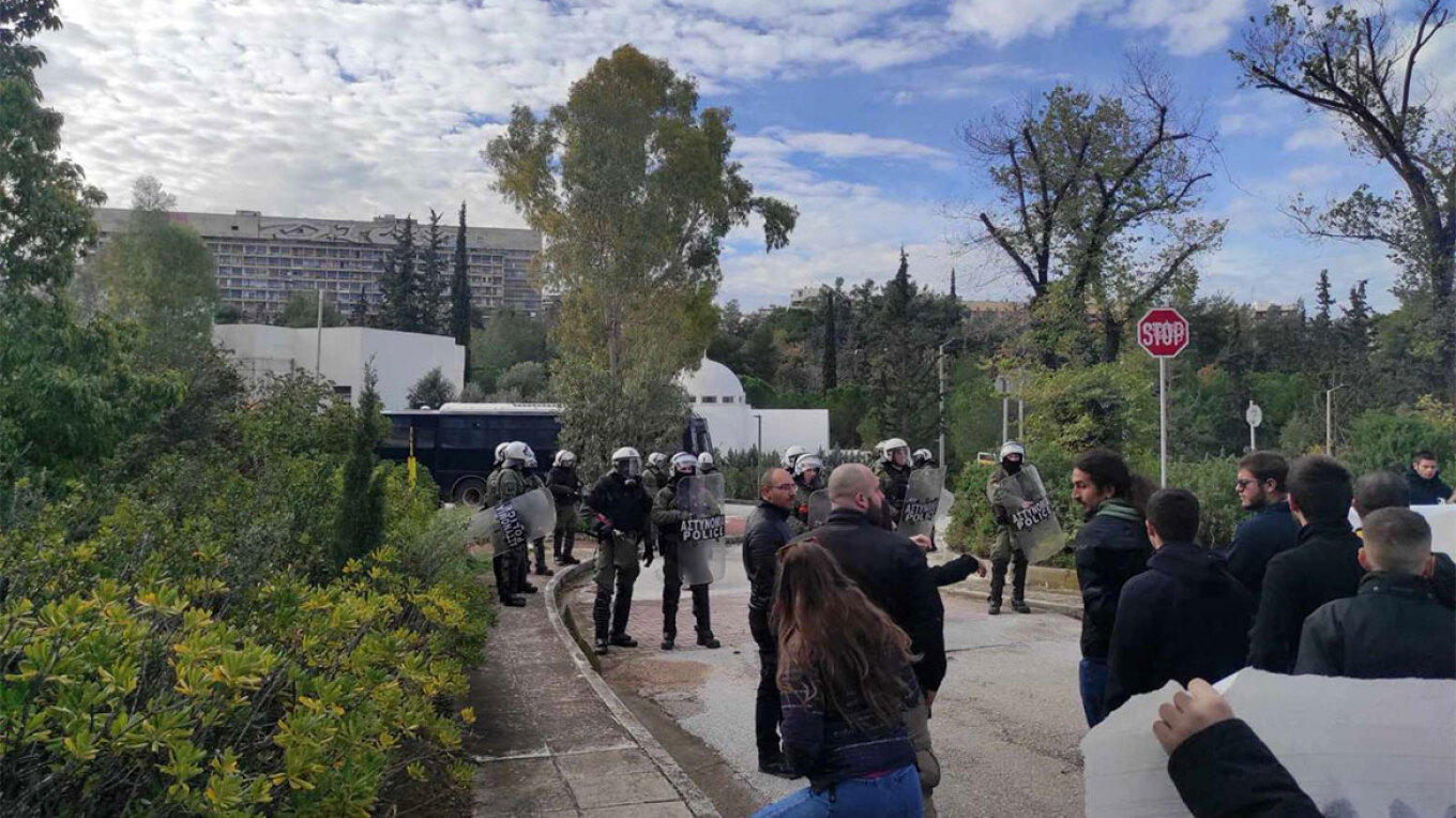 Διαλύθηκε η κατάληψη, στο κτίριο της Πρυτανείας του Εθνικού Μετσόβιου Πολυτεχνείου έπειτα από επέμβαση της αστυνομίας, Από την επιχείρηση της αστυνομίας πραγματοποιήθηκαν πέντε προσαγωγές. Στις 8:30 το πρωί της Δευτέρας, περίπου 40 αναρχικοί εισέβαλαν στο κτίριο της Πρυτανείας του Μετσόβιου Πολυτεχνείου, απομάκρυναν βίαια τους υπαλλήλους και στη συνέχεια άρχισαν να σπάνε τζαμαρίες, προκαλώντας σοβαρές υλικές ζημιές.  Στη συνέχεια, παρέμειναν στον χώρο και ανήρτησαν πανό. Η συγκεκριμένη κατάληψη δεν συνδέετα