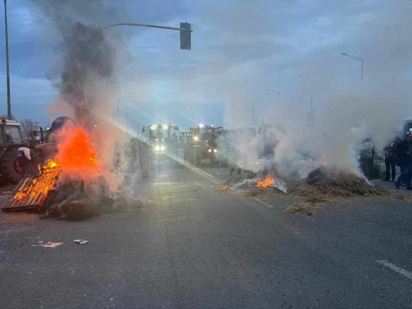 Νέα μπλόκα από τους αγρότες - Έκλεισαν δρόμους και άναψαν φωτιές