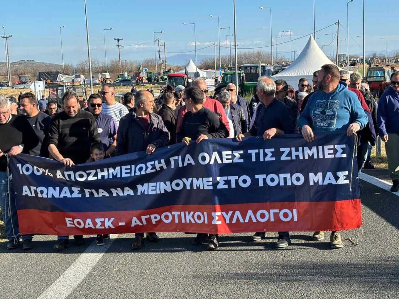 Συνεχίζουν τις κινητοποιήσεις τους για άλλη μια μέρα οι αγρότες σε διάφορα σημεία της χώρας. Λίγες ώρες μετά τις δηλώσεις του κυβερνητικού εκπροσώπου, Παύλου Μαρινάκη, ο οποίος εξέφρασε την πρόθεση του Κυριάκου Μητσοτάκη να συναντηθεί μαζί τους τη Δευτέρα.  Γύρω στις 3:30 αγρότες της Καρδίτσας συγκεντρώθηκαν με τα τρακτέρ τους στον κόμβο του αυτοκινητόδρομου Ε-65, έχοντας συμπαράσταση και την αυτοκινητοπομπή μελών του εμπορικού συλλόγου Καρδίτσας. Σύμφωνα με την ενημέρωση, στις 5 θα κάψουν - όπως και χθες -