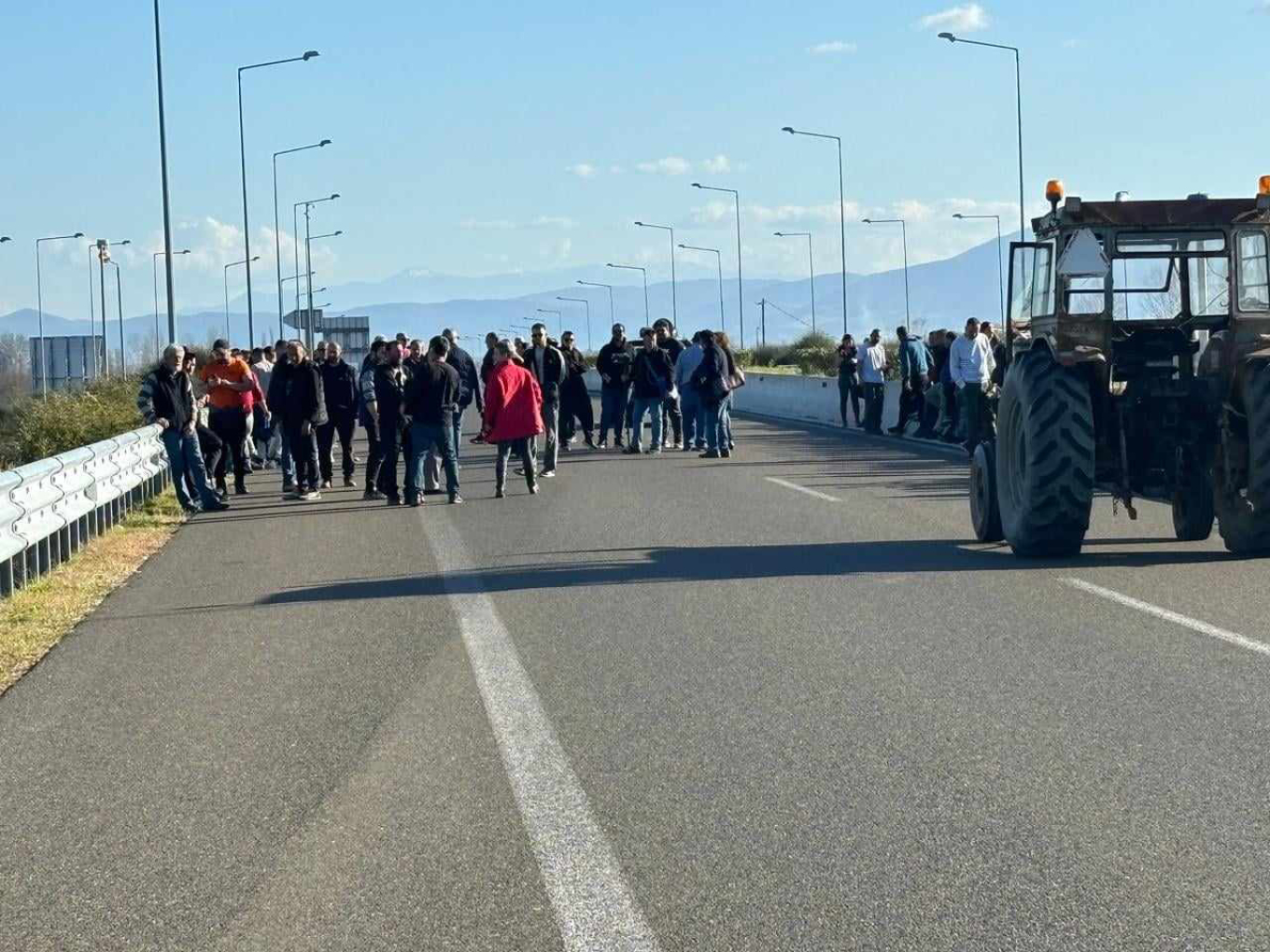 Συνεχίζουν τις κινητοποιήσεις τους για άλλη μια μέρα οι αγρότες σε διάφορα σημεία της χώρας. Λίγες ώρες μετά τις δηλώσεις του κυβερνητικού εκπροσώπου, Παύλου Μαρινάκη, ο οποίος εξέφρασε την πρόθεση του Κυριάκου Μητσοτάκη να συναντηθεί μαζί τους τη Δευτέρα.  Γύρω στις 3:30 αγρότες της Καρδίτσας συγκεντρώθηκαν με τα τρακτέρ τους στον κόμβο του αυτοκινητόδρομου Ε-65, έχοντας συμπαράσταση και την αυτοκινητοπομπή μελών του εμπορικού συλλόγου Καρδίτσας. Σύμφωνα με την ενημέρωση, στις 5 θα κάψουν - όπως και χθες -