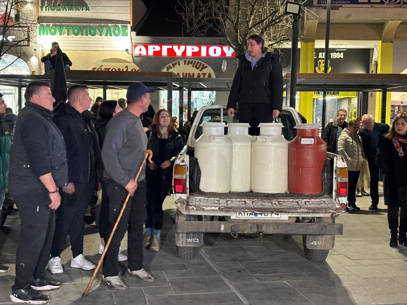 Έφτασαν στο κέντρο της Καρδίτσας με τα τρακτέρ τους και έριξαν γάλα και άχυρα στο δρόμο