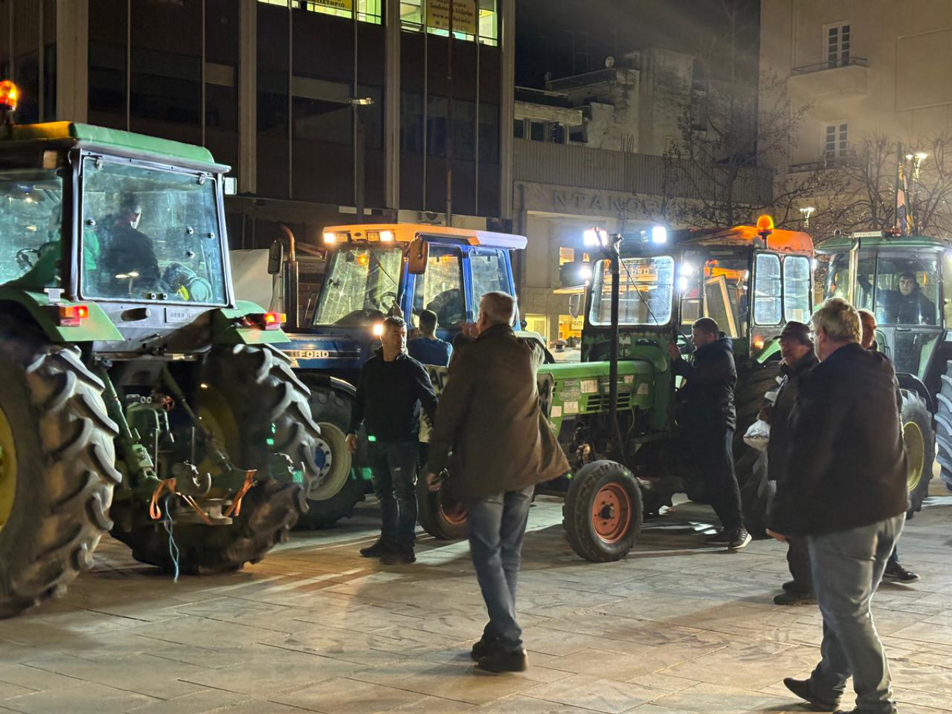 Έφτασαν στο κέντρο της Καρδίτσας με τα τρακτέρ τους και έριξαν γάλα και άχυρα στο δρόμο