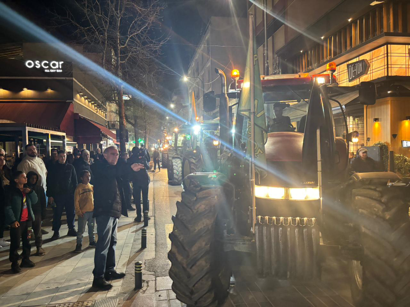 Έφτασαν στο κέντρο της Καρδίτσας με τα τρακτέρ τους και έριξαν γάλα και άχυρα στο δρόμο