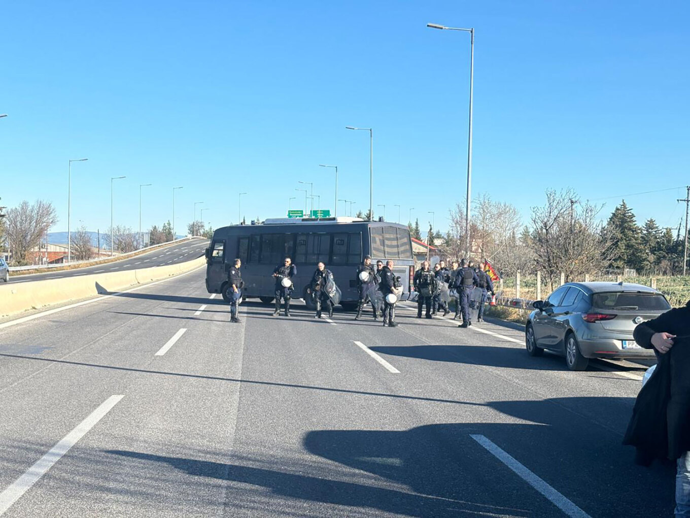 Αγρότες έκλεισαν για μισή ώρα τον κόμβο της Νίκαιας στην Εθνική Οδό