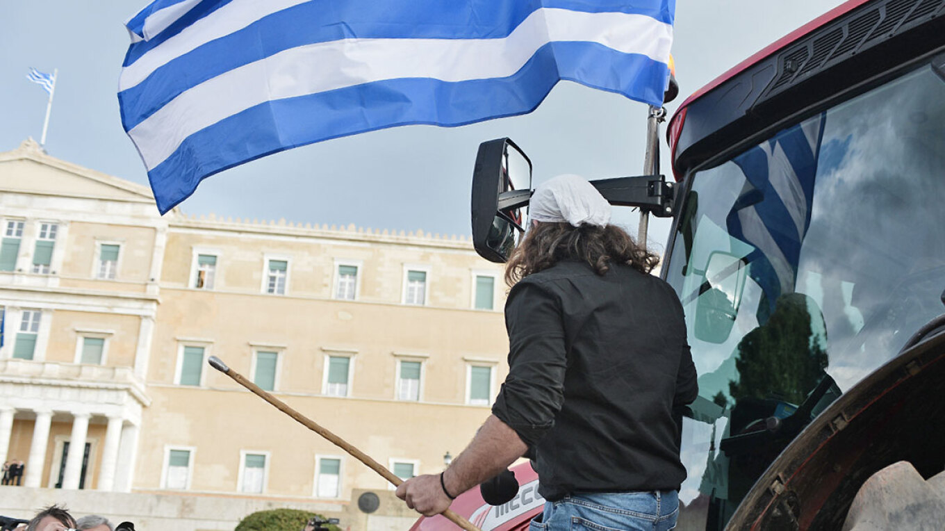 Έφτασαν τα τρακτέρ στο Σύνταγμα