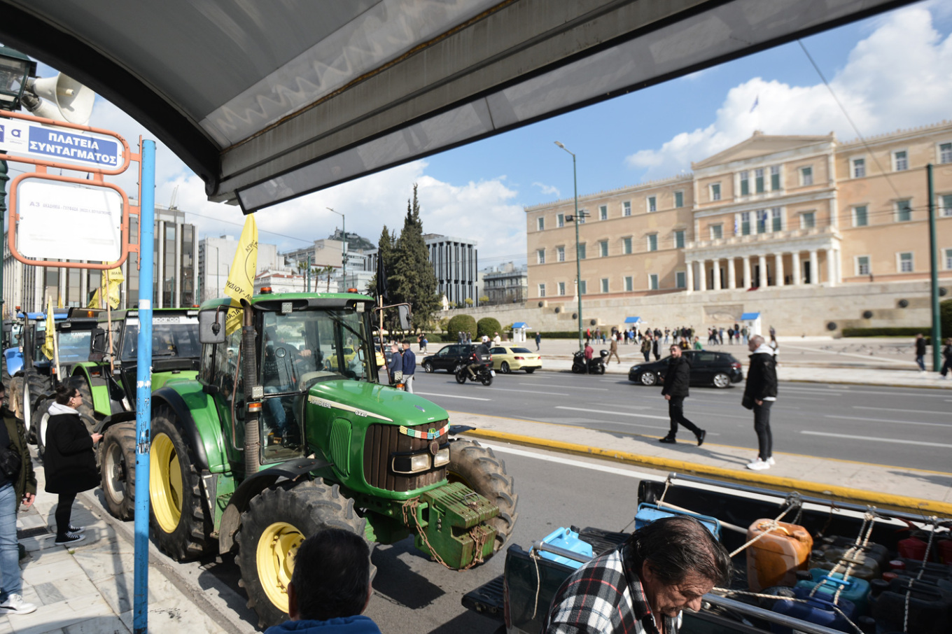 Έφτασαν τα τρακτέρ στο Σύνταγμα