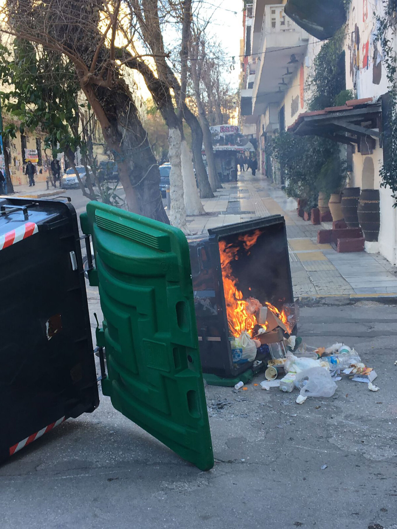 Η εικόνα από το συλλαλητήριο Οι διαδηλωτές συγκεντρώθηκαν νωρίτερα στα Προπύλαια και κατευθύνθηκαν στη Βουλή. Από εκεί, έπειτα την ένταση με την Αστυνομία, κινήθηκαν προς την Ομόνοια, πέρασαν από το Πολυτεχνείο και κατέληξαν στα Εξάρχεια.  Προβλήματα στην κυκλοφορία παρατηρούνται στο κέντρο σε Σταδίου, Βασιλίσσης Αμαλίας, Βασιλίσσης Σοφίας προς τη Βουλή, Πατησίων προς Αθήνα και κάθοδος της Βασιλέως Κωνσταντίνου.  Η τροχαία προχώρησε σε κυκλοφοριακές ρυθμίσεις, με το κέντρο της Αθήνας να είναι απροσπέλαστο.