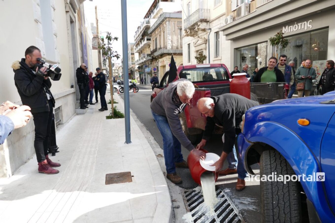 Συνεχίζουν τις κινητοποιήσεις τους οι αγρότες στην Καρδίτσα καθώς προχώρησαν στο κλείσιμο του αυτοκινητόδρομου Ε65. Νωρίτερα, την αποχώρησή τους από το μπλόκο Πλατυκάμπου γνωστοποίησαν οι αγρότες «Επιτροπή των 180.000 πλημμυρισμένων παρακάρλιων στρεμμάτων», με από ανακοίνωση και επιστολή τους προς τον Πρωθυπουργό, μία ημέρα αφότου ο πρόεδρος του Αγροτικού Συνεταιρισμού Πλατυκάμπου, Γιάννης Κουκούτσης, μίλησε για το νέο ραντεβού για τις καταστροφές από τον Daniel.  «Καλούμε με αυτήν την ανοιχτή επιστολή μας 