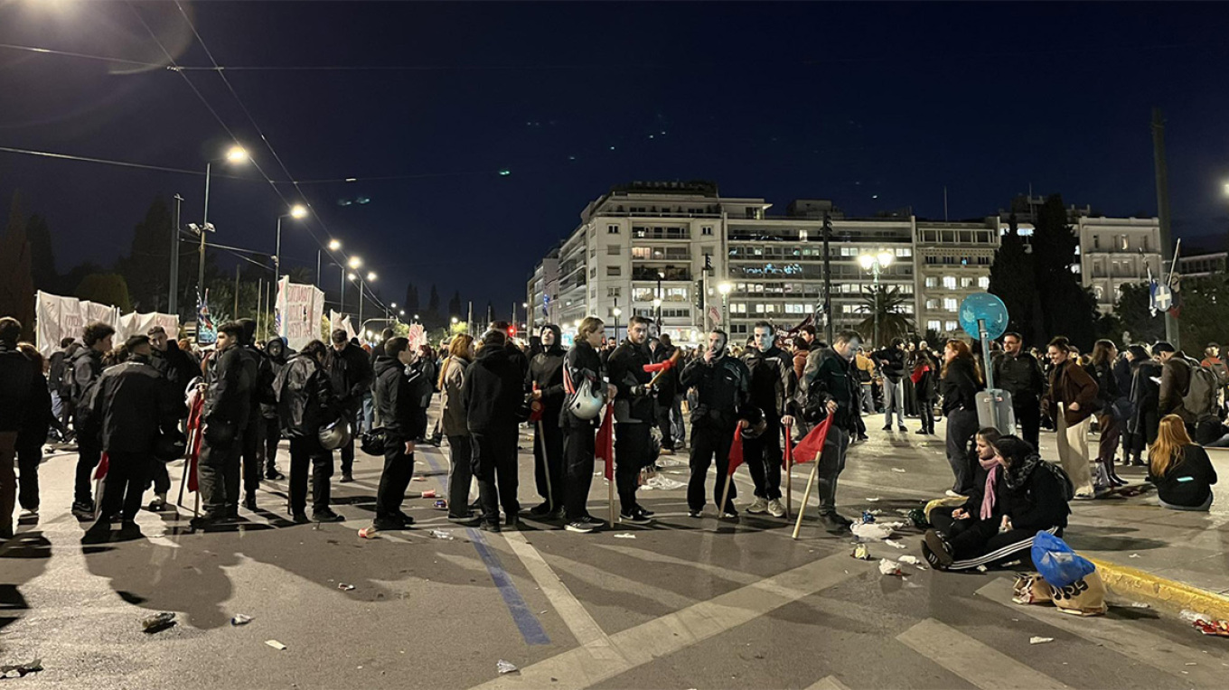 Παραμένουν έξω από τη Βουλή οι διαδηλωτές