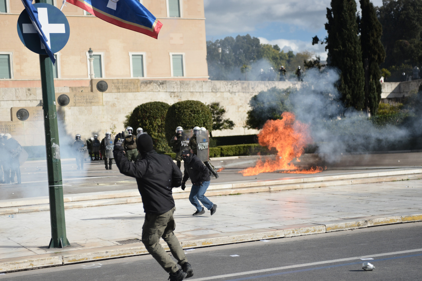 Μέχρι τώρα έχουν γίνει τουλάχιστον 9 προσαγωγές.