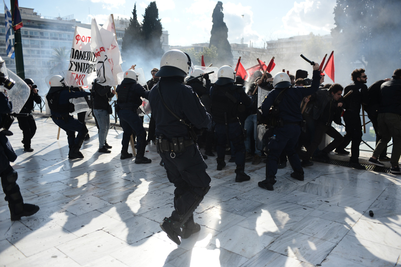 Μέχρι τώρα έχουν γίνει τουλάχιστον 9 προσαγωγές.